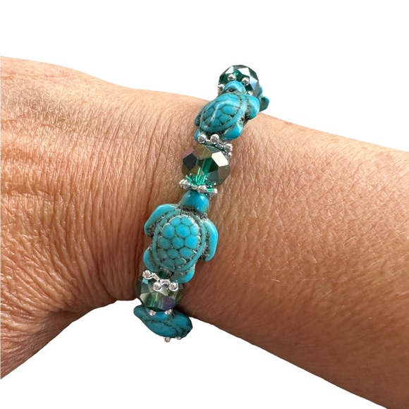 Turquoise Turtle Beaded Stretch Bracelet - Picture 1 of 4